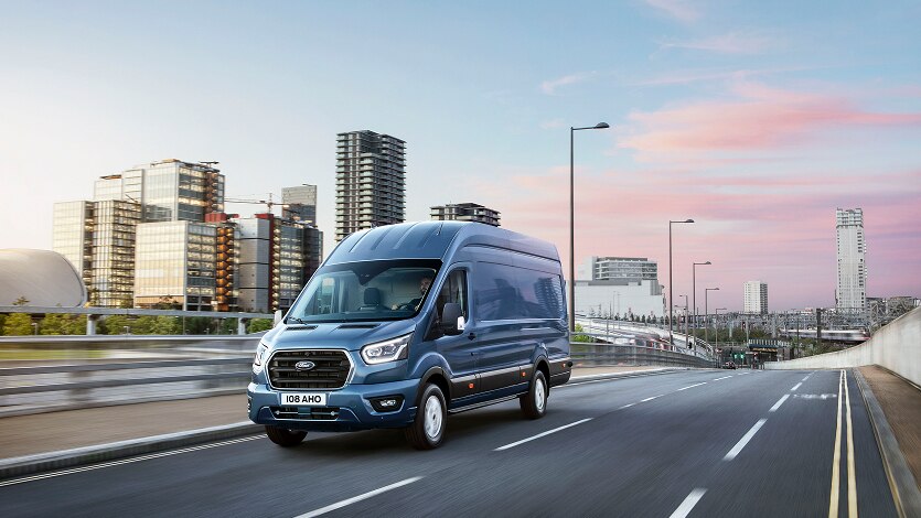 Furgone Ford E-Transit in viaggio su autostrada